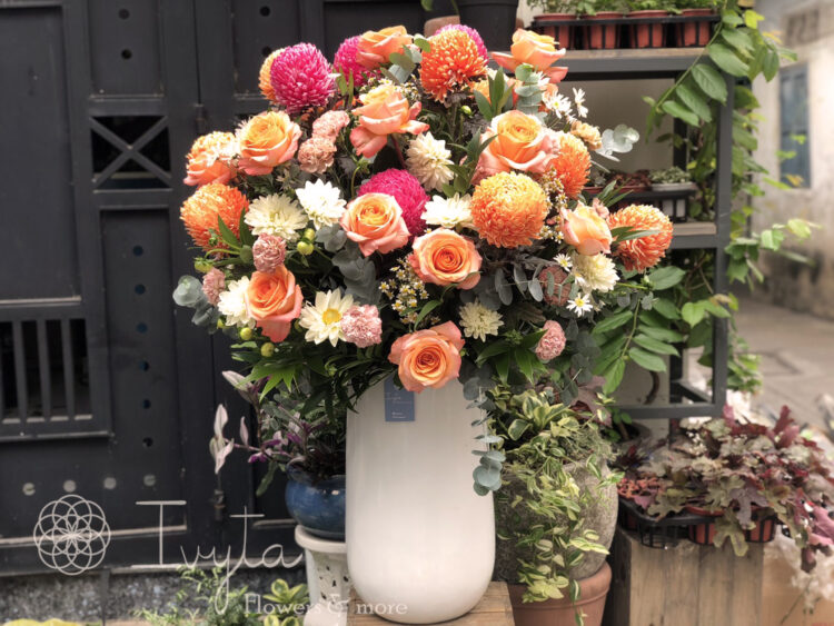 Bình Hoa Tone Cam Ấm Áp